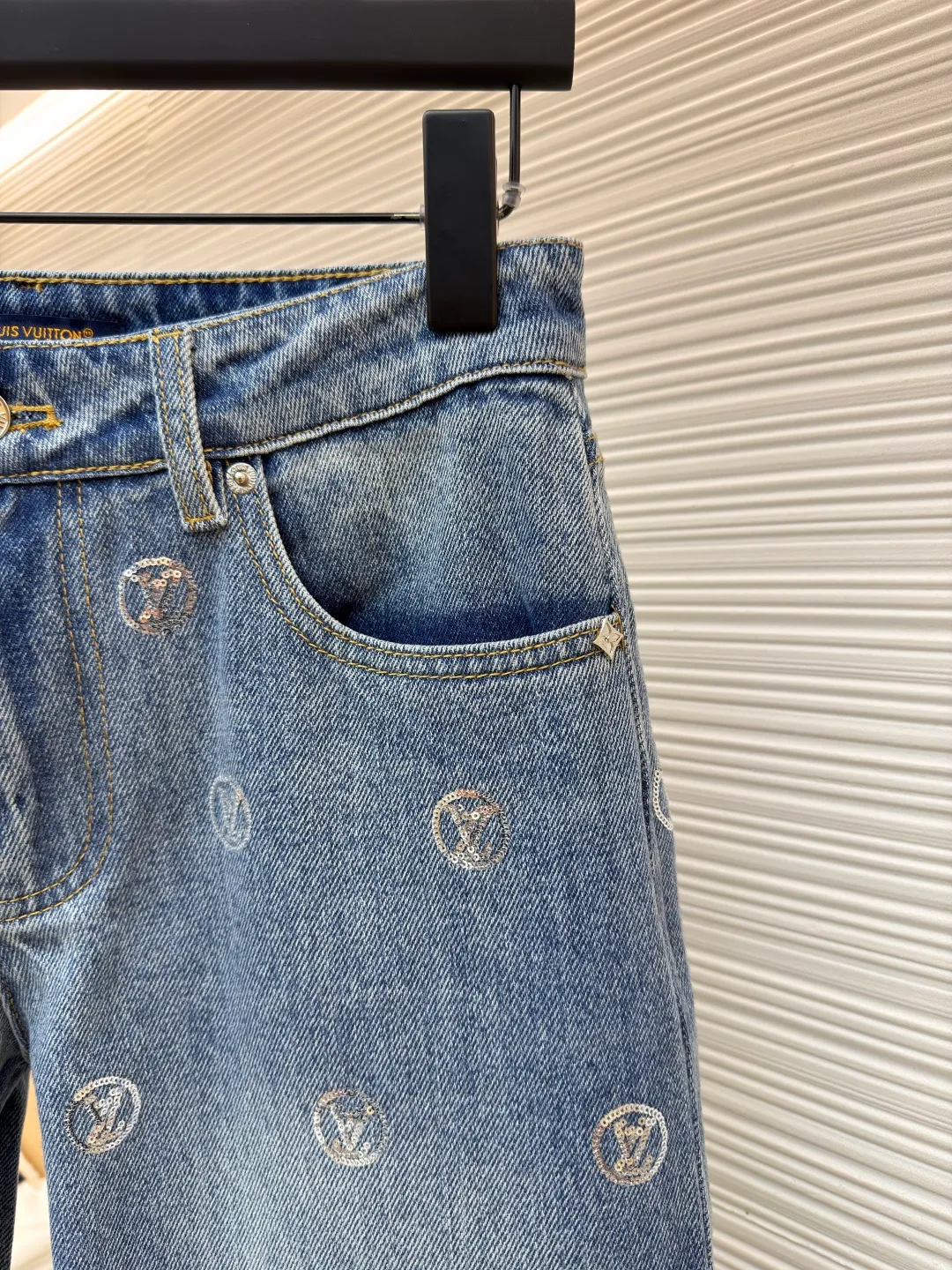 LOUIS VUITTON letter sequin jacquard high-waist bootcut jeans [Women's clothing] ●Original version: purchased and developed for 29999 ●Item number: 1682370-B70 ●Fabric: denim fabric ●Technology: jacquard production ●Color: blue ●Version: fitted version ●Weight: about 705 grams ●Size: 34-36-38-40 ●Description: These Louis Vuitton jeans are made of 12-ounce heavyweight denim fabric. They are enzymatic stone washed and hand-distressed to create a natural light blue retro color. The fabric is pre-shrunk to prevent shrinkage and deformation after wearing. The brand's classic presbyopia logo printed all over the pants is laser engraving combined with hand-embroidery technology. The embroidery stitch density of each pattern reaches 12 stitches/cm, the lines are delicate and three-dimensional, and it is not easy to fall off after high-temperature shaping treatment. The waistband is made of custom metal buttons and I-buckles, which are treated with electroplating and anti-rust technology. The texture is thick and wear-resistant. The trouser pockets are a classic five-pocket style. The bag mouth is reinforced with double-needle stitching. The side seams and inner rails are hemmed, and the stitching is smooth and burr-free. The overall design is straight-legged and wide-legged, following ergonomic design. The trousers have raw edges and frayed edges. The details highlight the brand's craftsmanship and take into account both fashion and comfort. The overall wiring is straight and delicate, the fabric is comfortable and soft, and the color is consistent without color difference. It can be matched with the same style to create a fashionable look and control various occasions. Customized accessories, complete with three standards, same style for men and women!